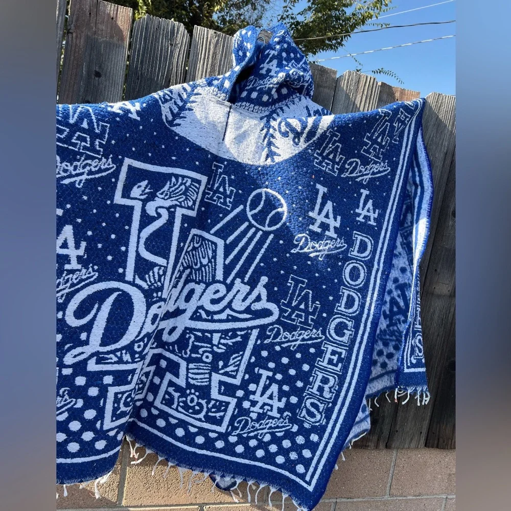 3 Pack Dodgers Poncho w/ Hood - Picture 2 of 5